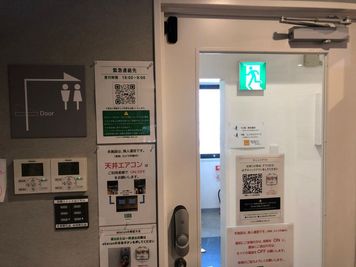 神戸駅前コワーキングスペース Suki_ma（スキマ） 【R-１０】１名_鍵付き個室ブース_神戸駅前スキマの室内の写真