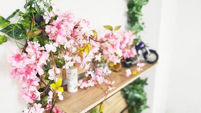 今年も桜デコレーション開始！
快適な室内でインドア花見🌸 - ROUGHLABO TECH扇町 【ROUGH LABO TECH扇町】イベントスペースの室内の写真
