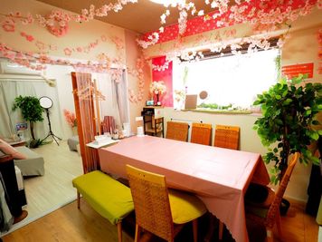 リアル桜見の季節は終わっても４月中旬までインドア花見のかざりは継続します。（ダイニング　エリアのみ） - スペースボン スペースボン　上前津  【新予約ページ移行のため新規受付停止中】の室内の写真