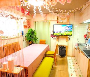 ダイニングの５５インチ壁掛けTVにはHDMI端子を接続済み。TV下にゲーム機やPC用の折りたたみテーブルもあります。 - スペースボン スペースボン　上前津  【新予約ページ移行のため新規受付停止中】の設備の写真