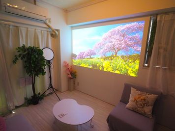 遮光カーテンで昼間でもばっちりシアターに使えます。動画配信、Blu-Ray再生やPC、ゲーム機をHDMI接続、スマホ画面のミラーリングなどの使い方マニュアル完備 - スペースボン スペースボン　上前津  【新予約ページ移行のため新規受付停止中】の設備の写真