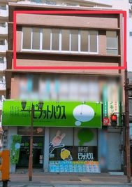 大通り沿いに面した3階建てビル - レンタルスタジオ「スタジオminato湊川店」 60㎡以上の広々レンタルスタジオの外観の写真