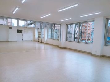 自然光差し込む明るい3wayアクセスの駅チカスタジオ - レンタルスタジオ「スタジオminato湊川店」