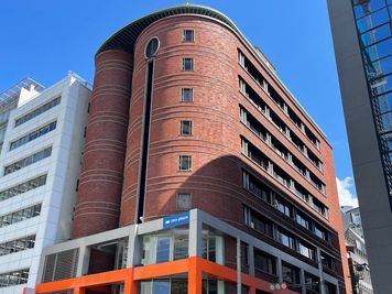 特徴的な外観のビル！オレンジ色看板のかつやさんが目印です。 - BAレンタルオフィス本町 完全個室(F)②《1～2名用》の外観の写真