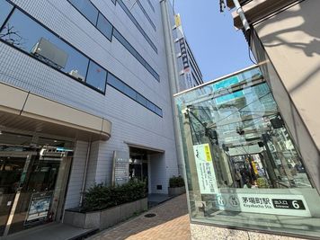 東京メトロ茅場町駅６番出口左手にビル入口があります - 茅場町駅前　貸し会議室 貸し会議室の外観の写真