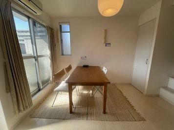 東松戸駅付近にあるスペースです✨
会議や撮影利用に人気です📸 - Relax room 東松戸 Relax room 東松戸｜会議・作業✨撮影利用📸の室内の写真