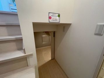 東松戸駅付近にあるスペースです✨
会議や撮影利用に人気です📸 - Relax room 東松戸 Relax room 東松戸｜会議・作業✨撮影利用📸の室内の写真