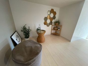 東松戸駅付近にあるスペースです✨
会議や撮影利用に人気です📸 - Relax room 東松戸 Relax room 東松戸｜会議・作業✨撮影利用📸の室内の写真