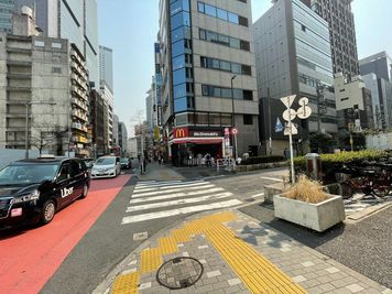 交差点渡るとマック見えます - THビル1階Aルーム 多目的スペース（会議室、教室）のその他の写真