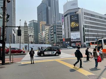 甲州街道沿いに歩きます - THビル1階Aルーム 多目的スペース（会議室、教室）のその他の写真