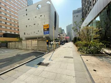 角曲がって道なり直進 - THビル1階Aルーム 多目的スペース（会議室、教室）のその他の写真