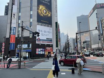 西新宿1丁目交差点渡ります - THビル2階Aルーム 多目的スペース（会議室、セミナールーム、ダンススタジオ）のその他の写真