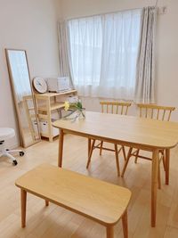 テーブルとイスを部屋のセットすると、カウンセリングや講座にぴったりのレイアウトになります。 - レンタルサロン　ミエット 洋室A　5.5帖【レンタルサロンミエット】の室内の写真