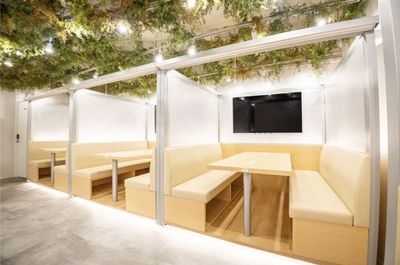 全席モニター完備になります。 - FEEEP上野店 【FEEEP上野店《半個室》グループ席｜部屋番号10(G)】の設備の写真