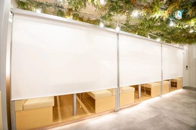 各座席ロールスクリーン完備で利用時は外部から見えないようにすることもできます。 - FEEEP秋葉原岩本町店 【FEEEP秋葉原岩本町店｜半個室グループ席｜部屋番号4(G)】の設備の写真