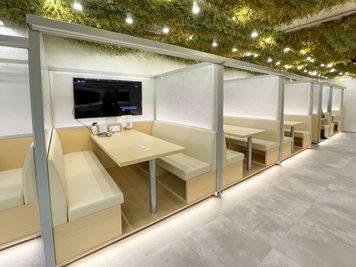 新橋駅 徒歩2分 部屋番号2(G)/無料Wi-Fi/電源/55インチ大型モニター/打ち合わせ/web会議 - FEEEP新橋店