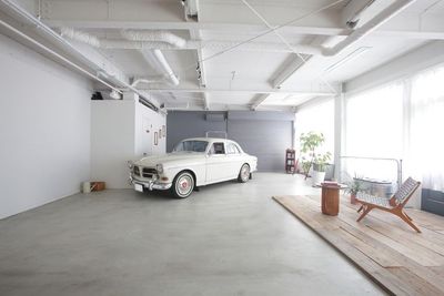 車と対談や解説シーンにも最適 - luumu.tokyo Shimomaruko レンタルスペースの室内の写真