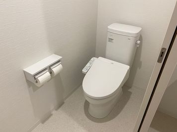 トイレ２つ（男女用・女性用）室内にあります。 - レンタルスタジオPiatto獨協大学前駅前店の設備の写真