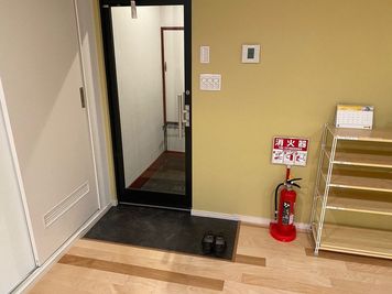 入口で外靴を脱ぎ、室内のシューズボックスに入れてください。 - レンタルスタジオPiatto獨協大学前駅前店の入口の写真
