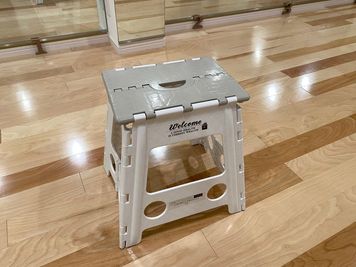 踏み台（１つ）は、椅子としてもご利用いただけます。 - レンタルスタジオPiatto獨協大学前駅前店の設備の写真