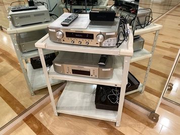 アンプとスピーカーはスタジオの奥に設置してます。 - レンタルスタジオPiatto獨協大学前駅前店の設備の写真