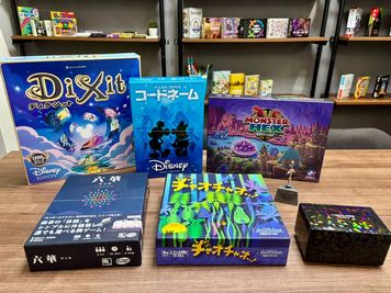スペース内のボードゲームは定期的に追加、入れ替えを行っています🎲 - ボードゲームスペースChiratto_心斎橋 100種類以上のボードゲームを楽しめるオトナの秘密基地🎮✨の設備の写真
