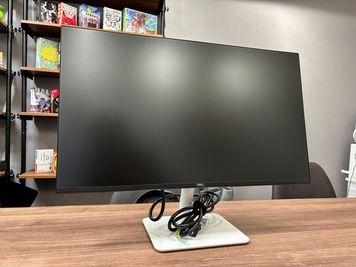 作業用に便利な23.8インチモニターの備品を追加しました。 - ボードゲームスペースChiratto_心斎橋 100種類以上のボードゲームを楽しめるオトナの秘密基地🎮✨の設備の写真