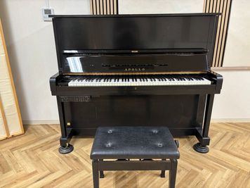 アポロアップライトピアノを設置しました。 - TSD音楽練習室　Freunde 地下一階　Sスタジオの室内の写真