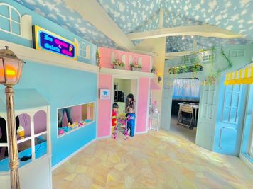 360度広がる夢空間は日本でもここだけ！ - 子連れホテル Kids Garden〔泊まれるこどもの国〕 【NEW Open】日本で唯一無二の写真映え夢空間★の室内の写真