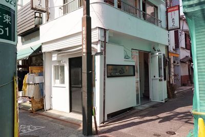 右側にガラス3枚のドアをご用意しております。 - QT mongo QT mongo なんでもできるレンタルスペース！の室内の写真