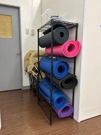 ヨガマットはこちらのラックにあります - Dance Studio DITTO 布施店の設備の写真