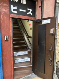 こちらの階段で3階にお進みください - Dance Studio DITTO 布施店の入口の写真