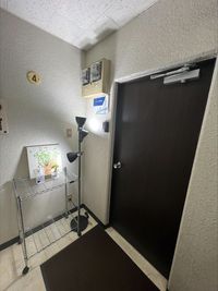 4階出てすぐの扉になります。 - 新宿御苑駅チカ、設備充実の多目的レンタルスタジオUDN ★文房具無料＆コピー機完備★会議・作業・ボードゲームに最適！の入口の写真