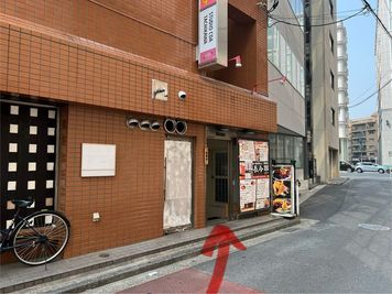 立川駅北口より徒歩5分ナルシマビル地下1階にスタジオがあります。
STUDIO CDA TACHIKAWAの看板が目印です。 - レンタルスタジオ「STUDIO CDA TACHIKAWA」 STUDIO CDA TACHIKAWAの外観の写真