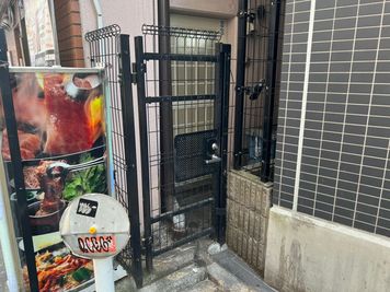 こちらが裏口です。奥の白い扉が開いていない場合は、フェンスにかかっている黒のキーボックスの鍵をご利用ください。 - レンタルスタジオ「STUDIO CDA TACHIKAWA」 STUDIO CDA TACHIKAWAの外観の写真