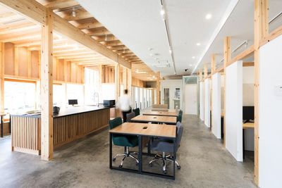 撮影の一息にフリーエリアでカフェ気分 - いいオフィス燕三条 by イチコン 多目的スタジオ・会議室の室内の写真