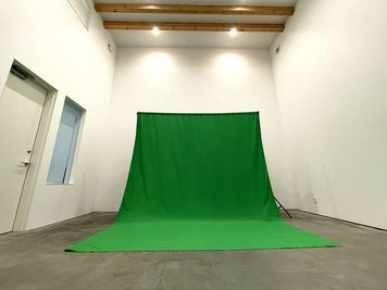 クロマキー撮影レンタルあり - いいオフィス燕三条 by イチコン 多目的スタジオ・会議室の室内の写真