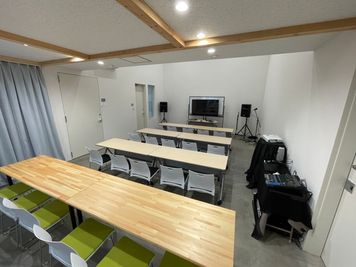 テーブル４列 20席程度のセミナー開催が可能 - いいオフィス燕三条 by イチコン 多目的スタジオ・会議室の室内の写真