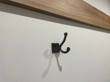 便利な荷物フックもあります - いいオフィス南麻布 【白金高輪駅徒歩6分】1名個室（R-1）※予約時間前は入室不可の室内の写真