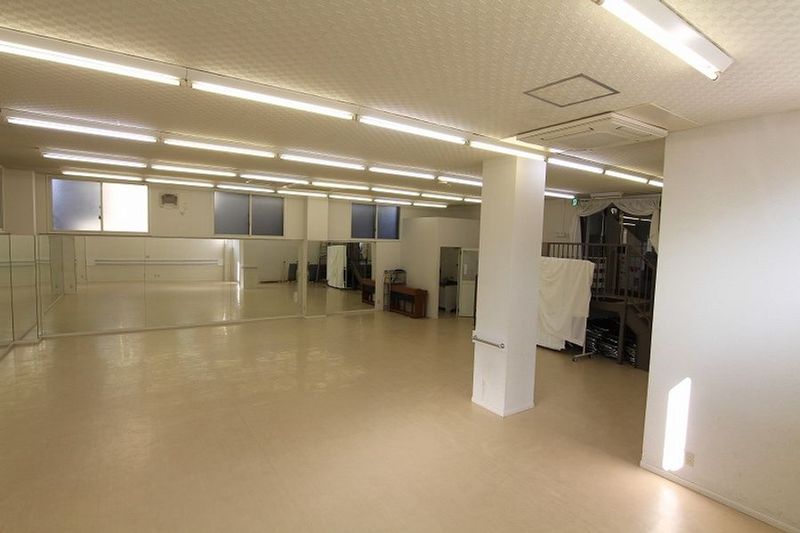 【D室】半地下ダンス 武道。広さ幅10㍍✖10㍍。２面鏡 - 三島カルチャー貸会議室・貸会議室