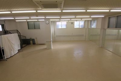 東面 - 三島カルチャー貸会議室・貸会議室 【D室】半地下ダンス 武道。広さ幅10㍍✖10㍍。２面鏡の室内の写真