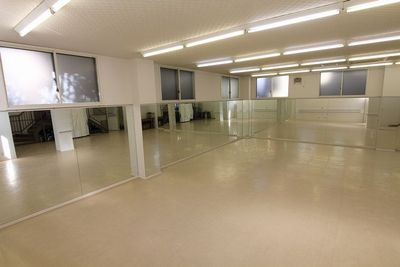 天井高3㍍、明るく広く清潔。全長10㍍の鏡。ダンス、武道、セミナー向き。机20台✚椅子40脚。流し台付着替室1.5帖有り。 - 三島カルチャー貸会議室・貸会議室
