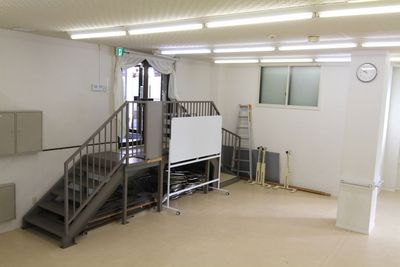 玄関から床は下がっています。半地下です。階段は２方向に設置 - 三島カルチャー貸会議室・貸会議室 【D室】半地下ダンス 武道。広さ幅10㍍✖10㍍。２面鏡の室内の写真