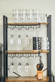 グラス類（カップ×10、グラス×20、シャンパングラス×10、赤ワイングラス×9） - Sunriseチサンビル名駅前店の設備の写真