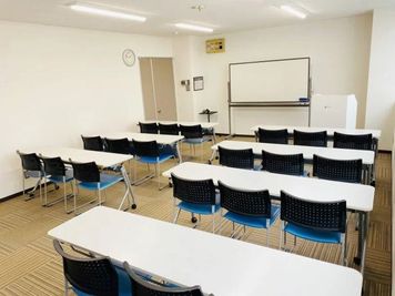 【伏見駅徒歩5分】大きな窓があり換気◎ランチ会、ワークショップにおすすめ☆ - オフィスパーク伏見サカエ22会議室