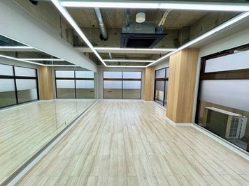 【藤沢駅徒歩5分】明るい室内に6Mの大きな鏡完備。1~6人のダンスに最適。当日予約も可能。エリア最安値級 - レンタルダンススタジオ「トロニカ２号店」