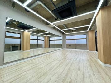 6Mの大きな鏡 - レンタルダンススタジオ「トロニカ２号店」 トロニカ２号店の設備の写真