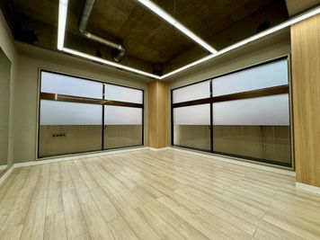 すりガラス風シートで、視線を気にせず集中できます。 - レンタルダンススタジオ「トロニカ２号店」 トロニカ２号店の室内の写真