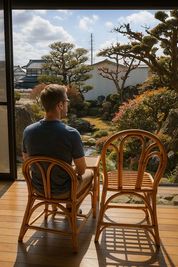 縁側から日本庭園を眺められます。 - 古民家COCONEの室内の写真