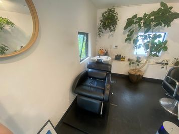 シャンプー台 - 落ち着いた雰囲気のコンパクトサロン 隠れ家コンパクトサロンの室内の写真